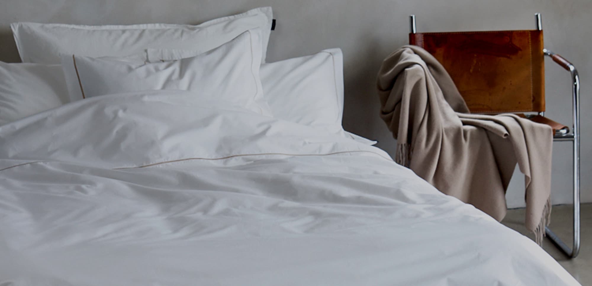 GRIPSHOLM KATEGORIBILD SOVA SS25, BÄDDAT MED PÅSLAKANSET SIRI PERCALE I VITT