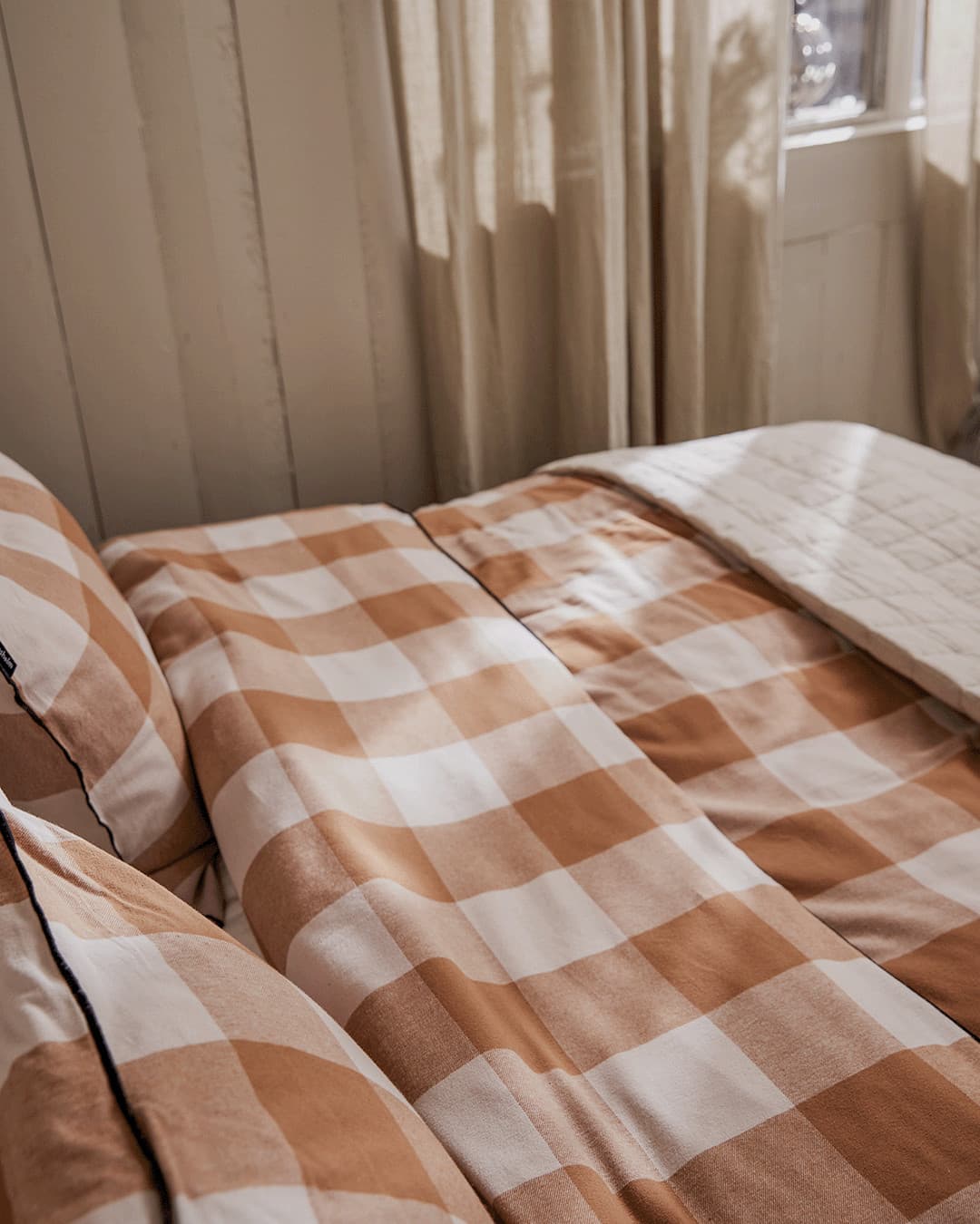 GRIPSHOLM - HÄRLIG BÄDDNING MED RUTIG FLANELL I FÄRGEN LEJON